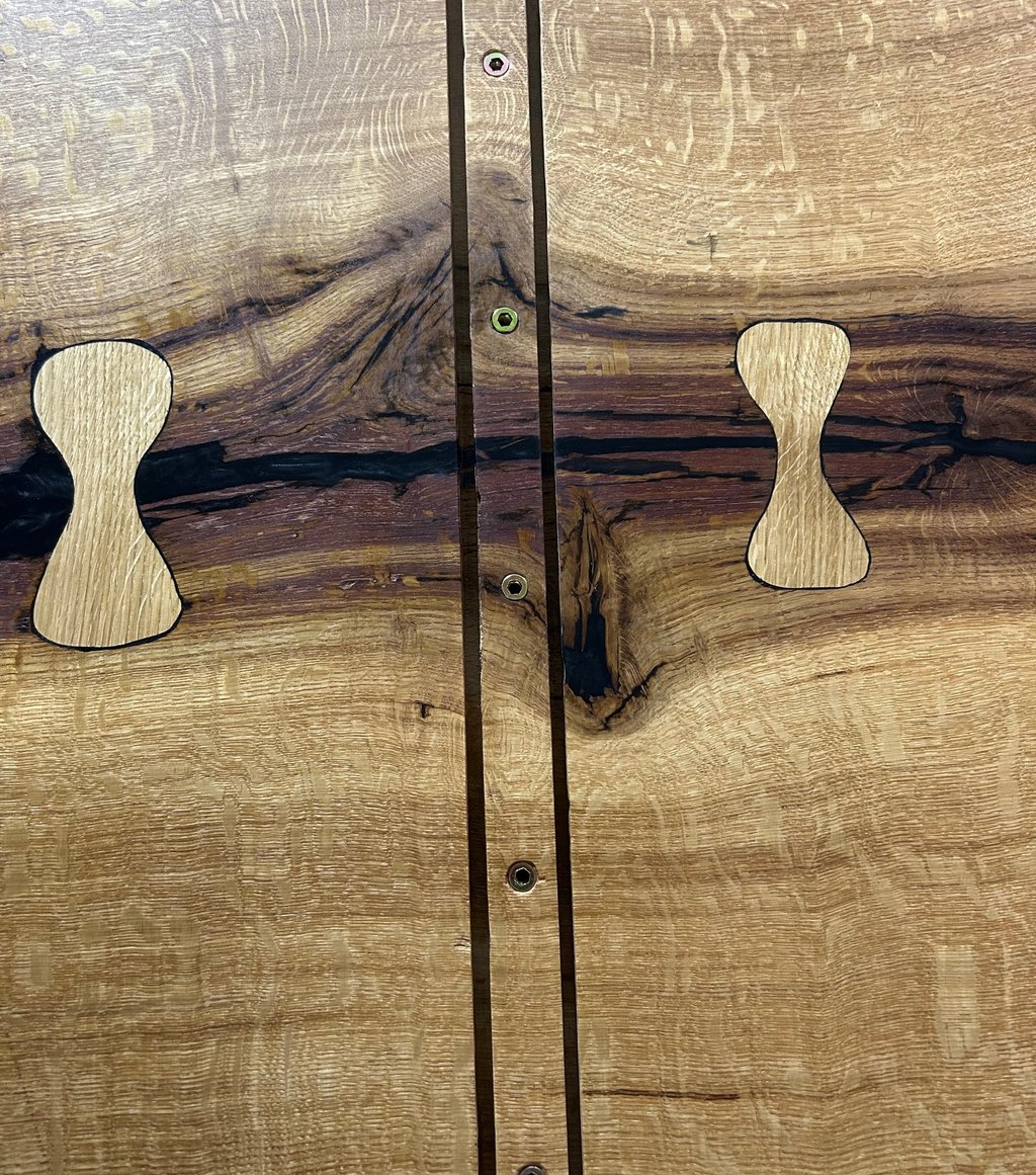 Butterfly Inlays aus Eiche stabilisieren natürliche Trocknungsrisse in einer massiven Eichenbohle