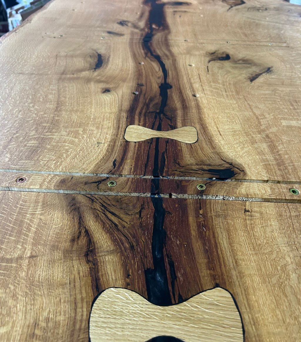 Butterfly Inlays aus Eiche stabilisieren natürliche Trocknungsrisse in einer massiven Eichenbohle.