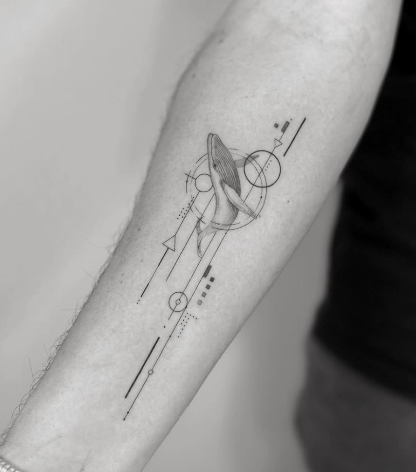 Tatuaje fineline ballena jorobada con elementos geométricos en antebrazo madrid