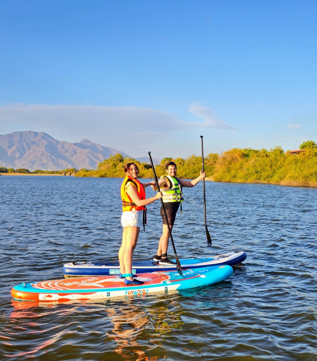 areja disfrutando juntos de una experiencia de paddle board con Hopaki en un entorno natural