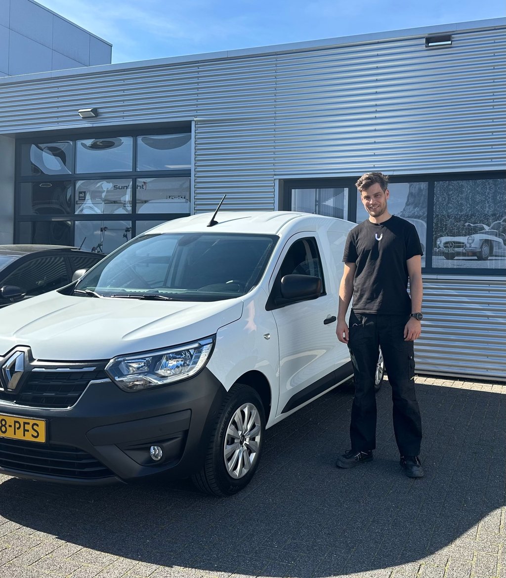 De Netwerkmonteur (Marijn) standing next to his white Van.