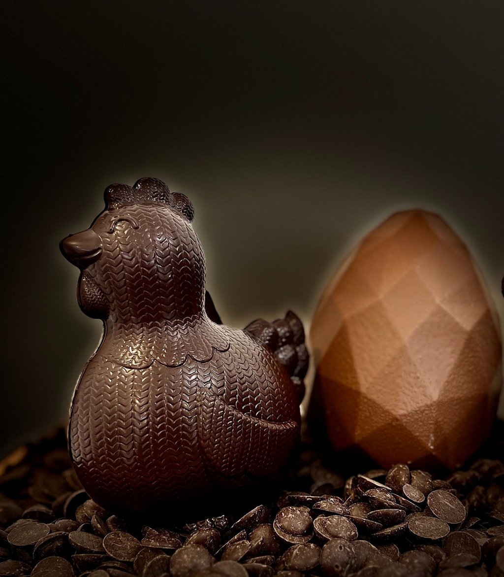 une poule chocolat noir accompagnée de son oeuf origami au chocolat au lait pour pâques 