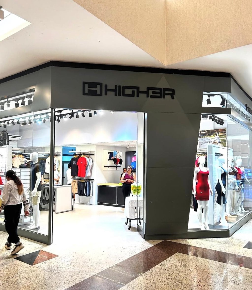 Estrutura de fachada comercial com identidade visual destacada