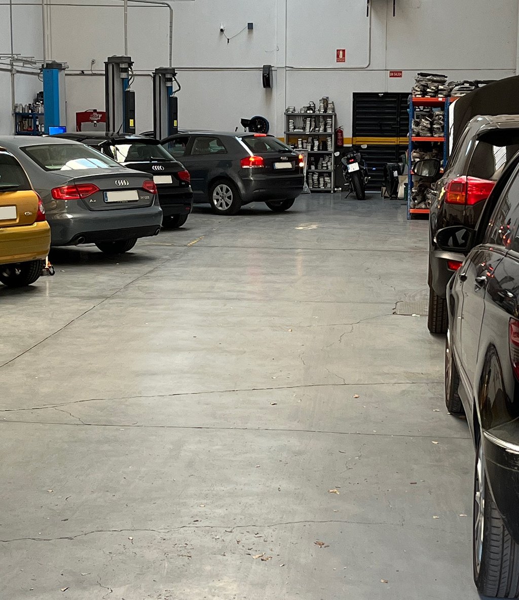 Foto panoramica del laboratorio de Clairicar reparando piezas | reparacion averias-CENTRALITAS-MOTOR
