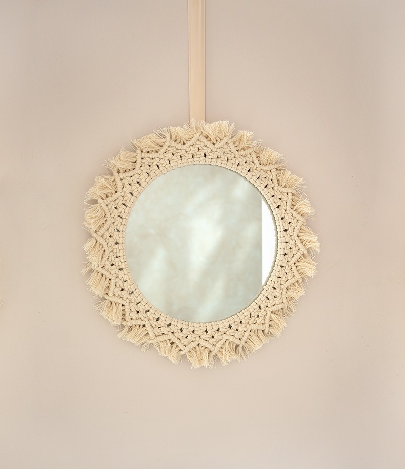 espejo con marco tejido de macramé color beige