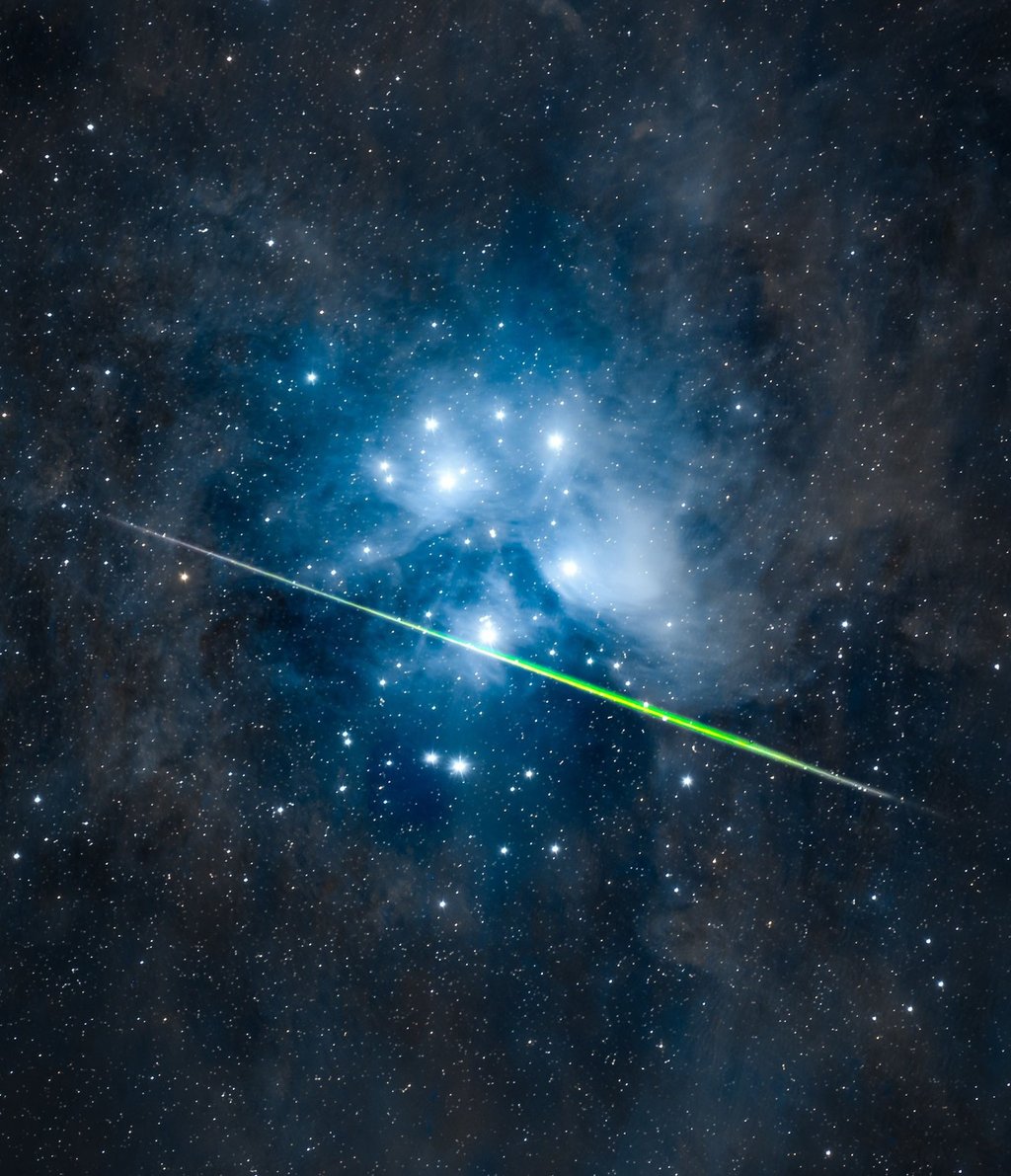 NASA destaca meteoro verde contra as Plêiades em fotografia feita na Arábia Saudita