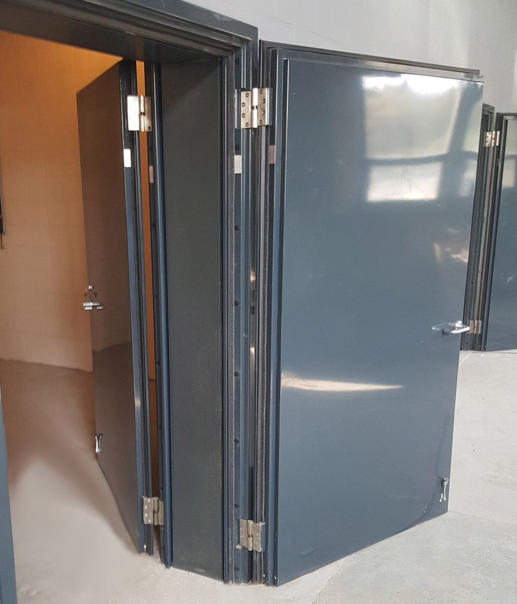 Puerta acústica doble marco perimetral para atenuación de ruido industrial y en edificios