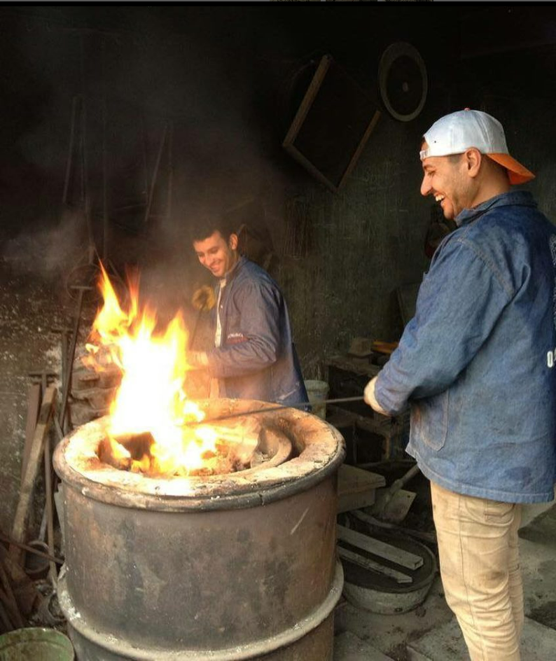 Demirci Salah Usta ekip calismasi geleneksel yöntemlerle el işçiliği ile yapılan ferfoje sanatının önemine inaniyoruz