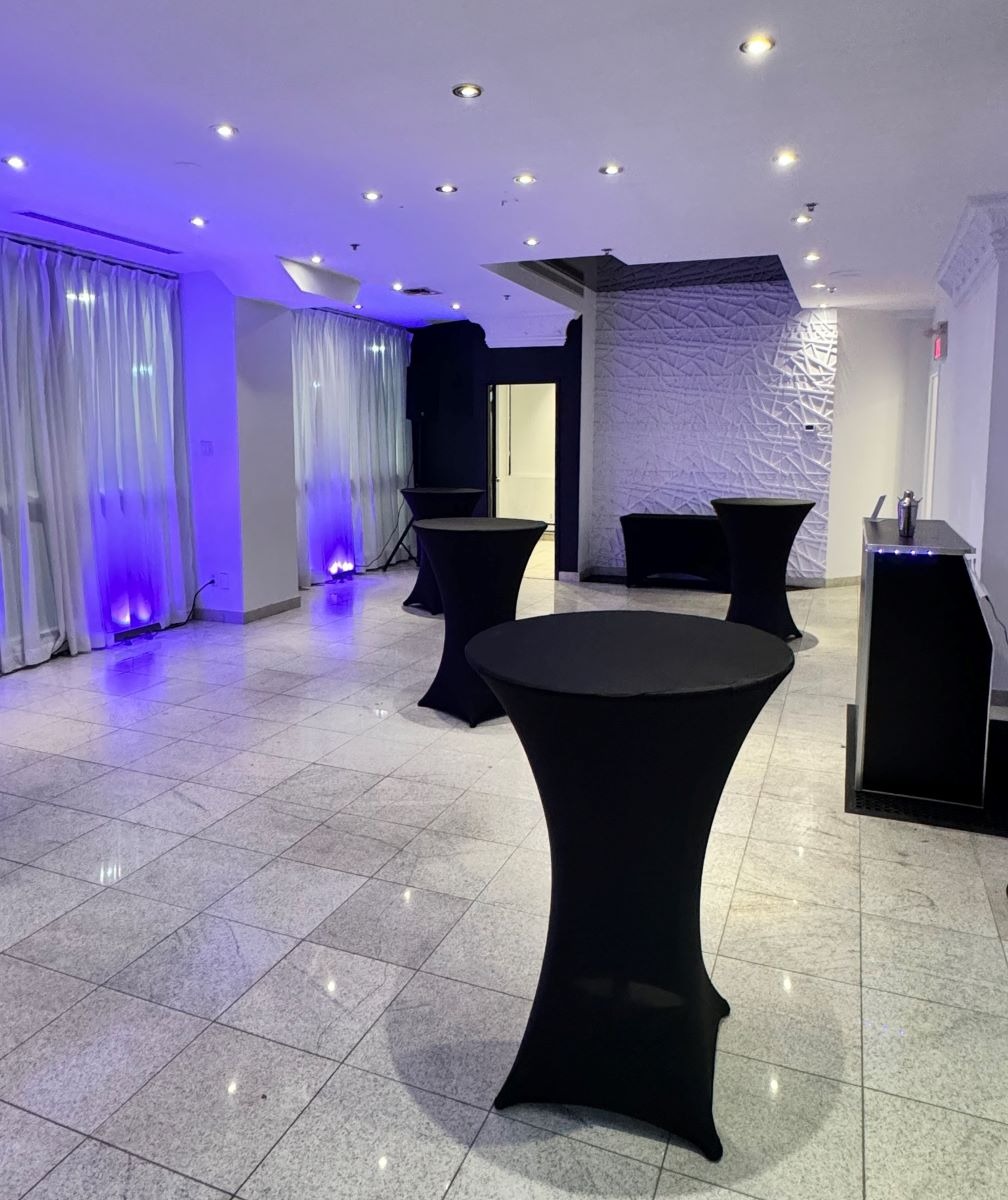 Configuration de la salle avec des table à cocktail