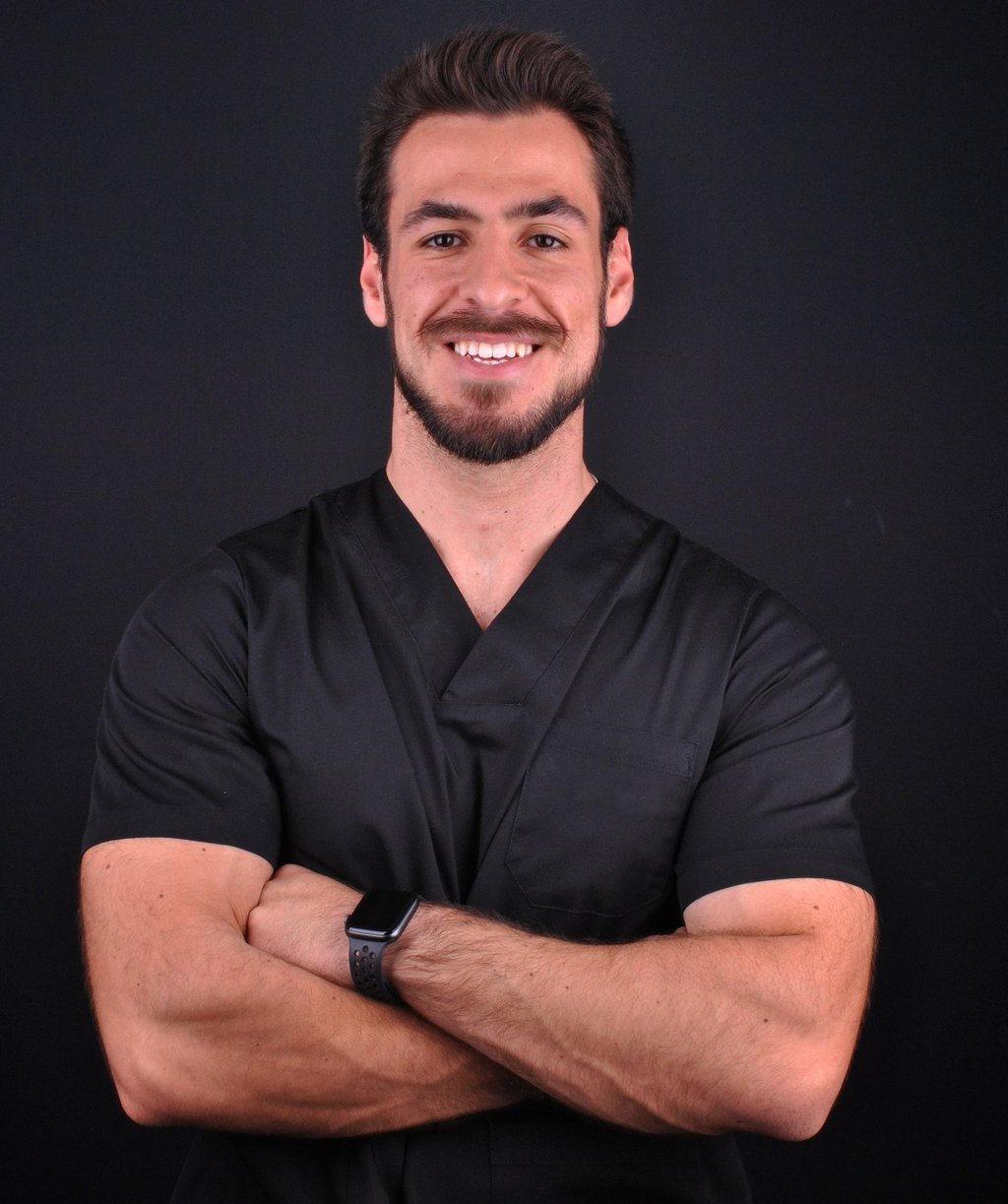 Dr. Miguel Alcobia especialista em implantologia na clínica médica e dentária em Setúbal.