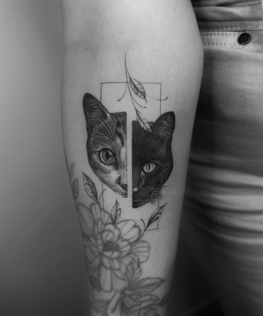 Tatuaje microrealismo dos gatos fusionados con flores y marco geométrico madrid