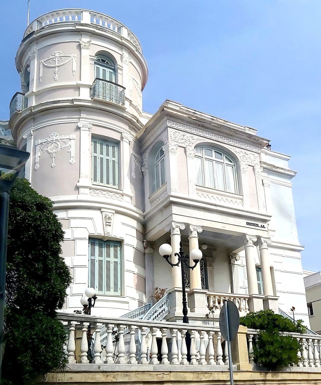 Villa neoclassique - autour de Villa Port Olivier - villa à louer sur l'île grecque de Lesbos