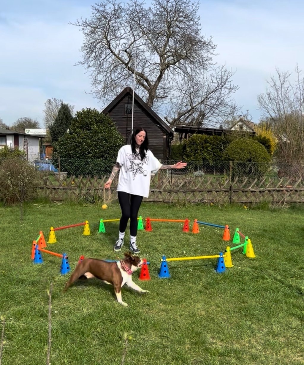 Jessy von Riotdog mit ihrem Hund Murphy beim Longieren