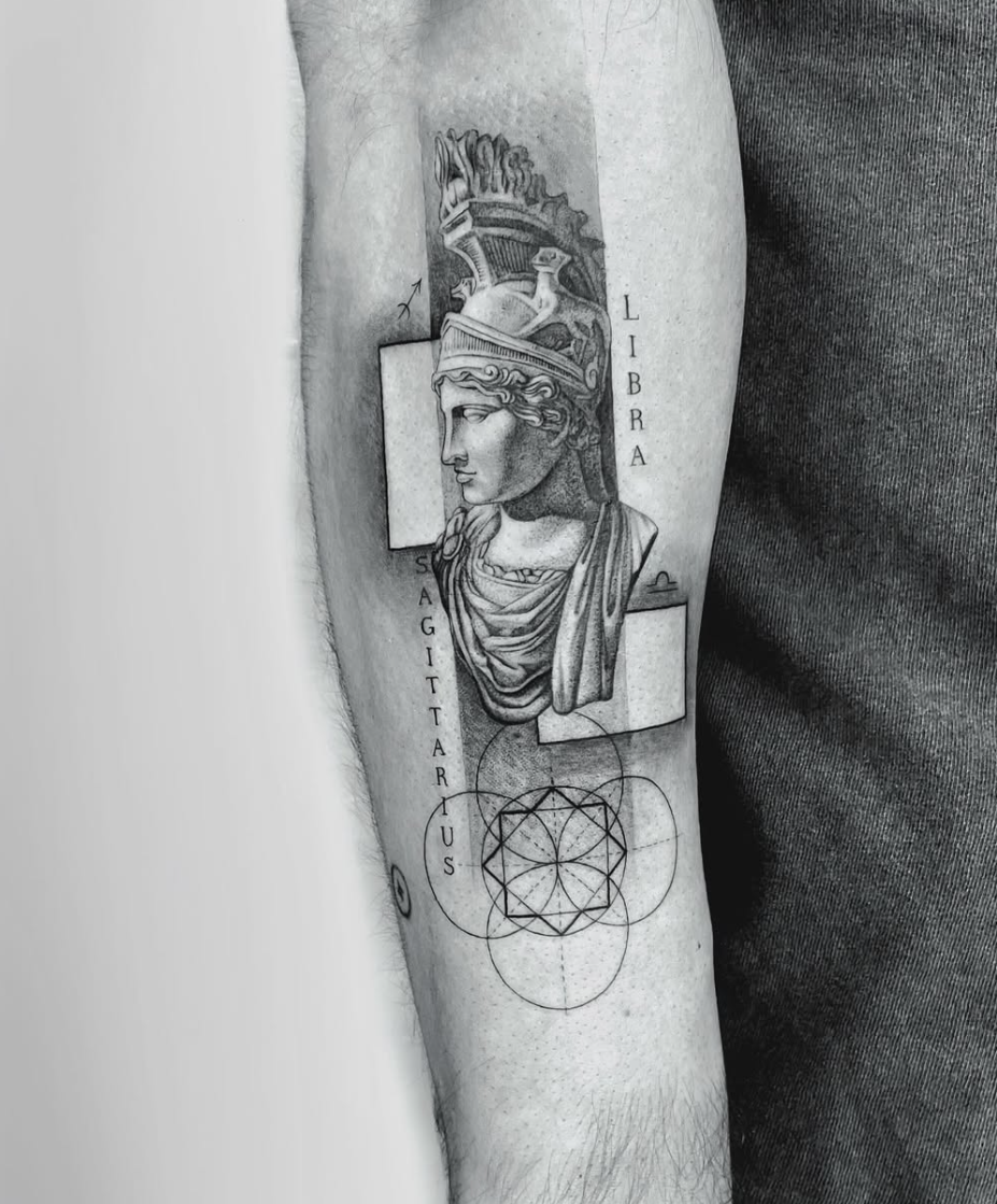 Tatuaje microrealismo diosa griega con geometría sagrada y zodíaco en antebrazo madrid