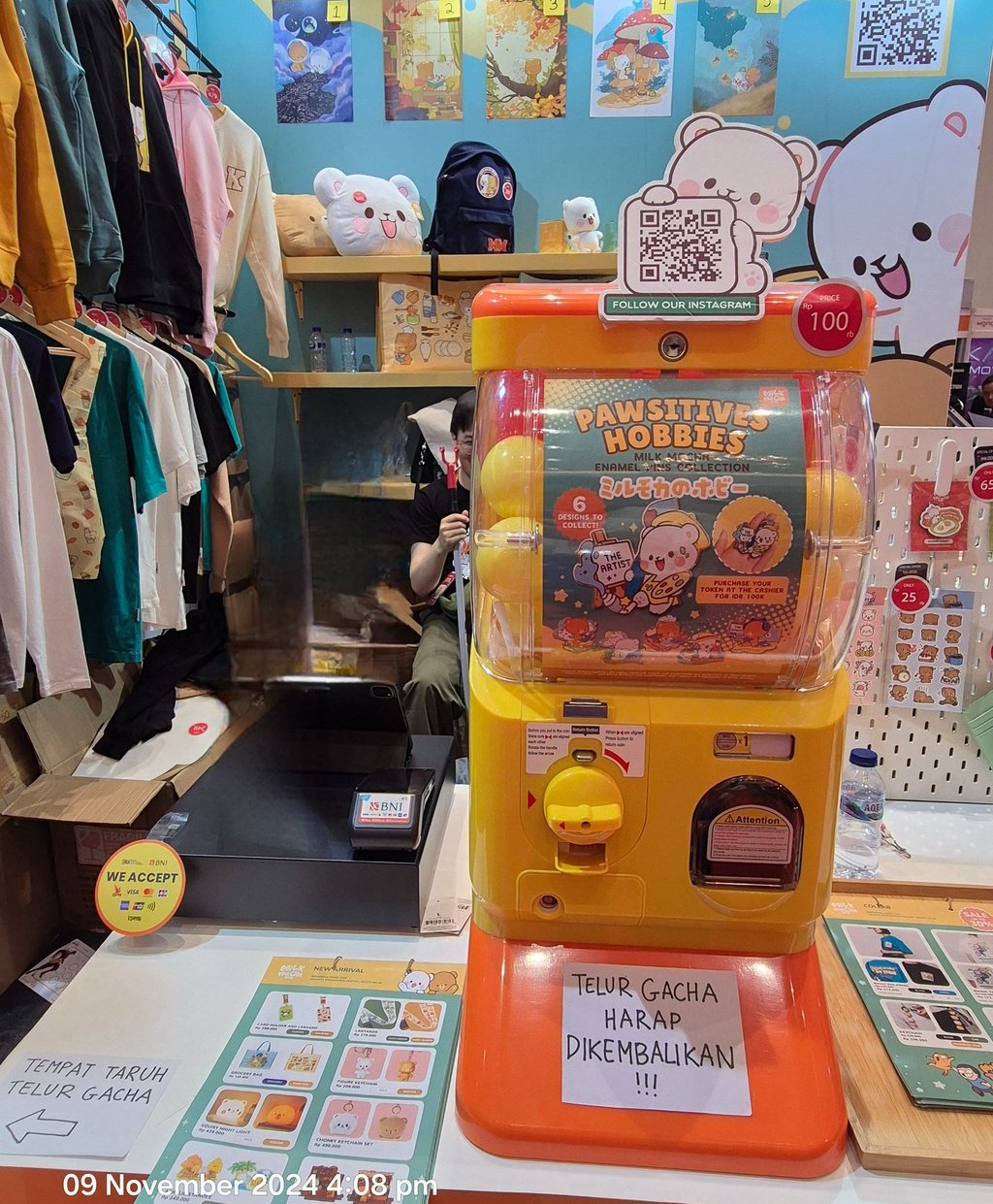 Keseruan Gashapon di Booth Milk Mocha Bear