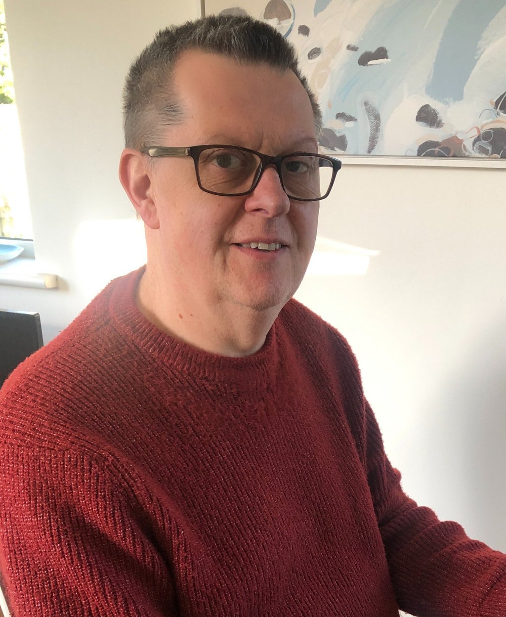 a portrait photo of simon hewitt award winning physics tutor