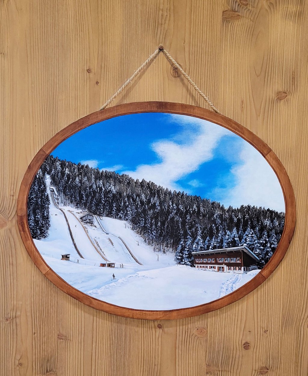Saut à ski des Tuffes et son médaillon sont peints en trompe-l'oeil sur une porte en bois