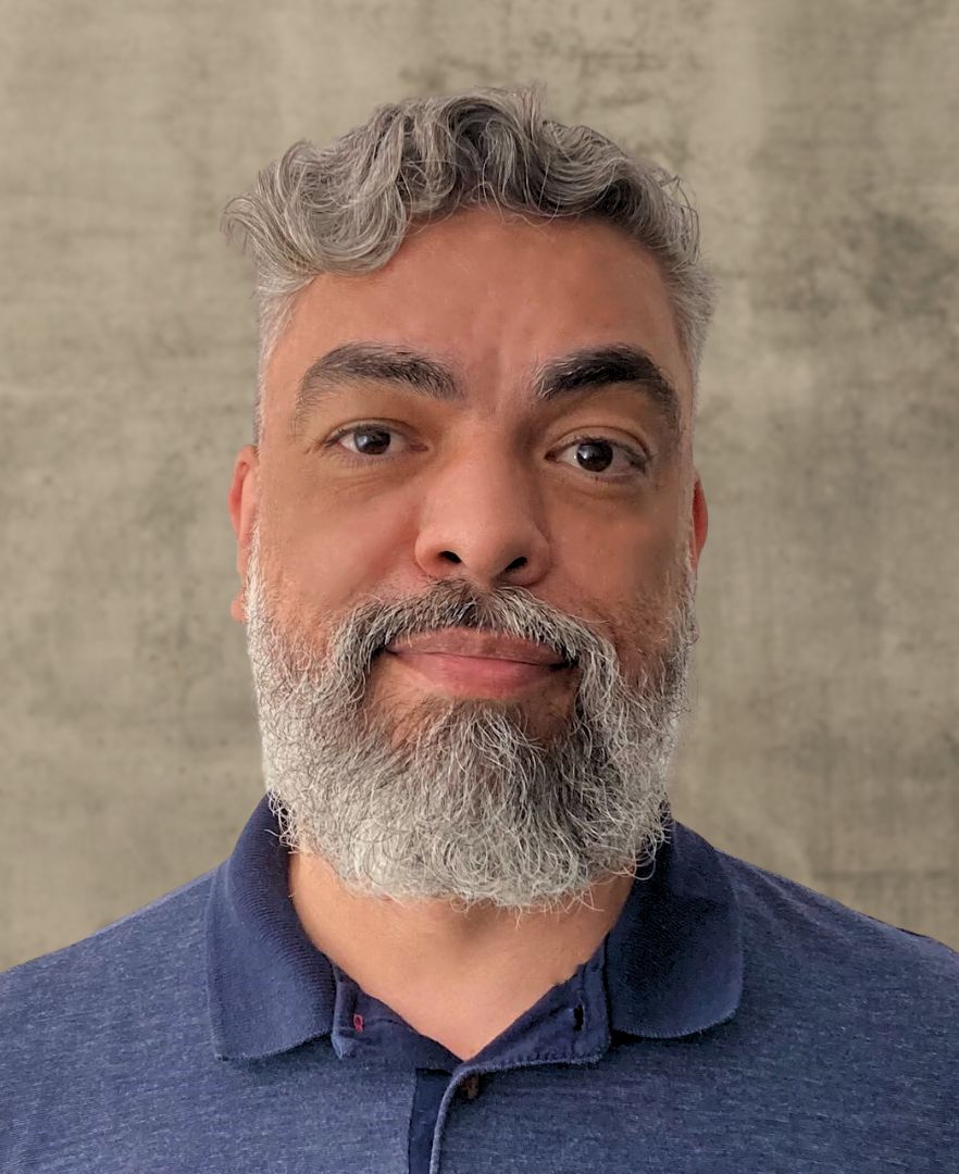 Cesar Felicio - Foto de perfil sobre um fundo acinzentado 
