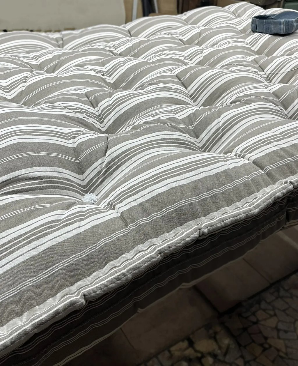 Matelas en laine capitonné de coutil rayé gris et blanc
