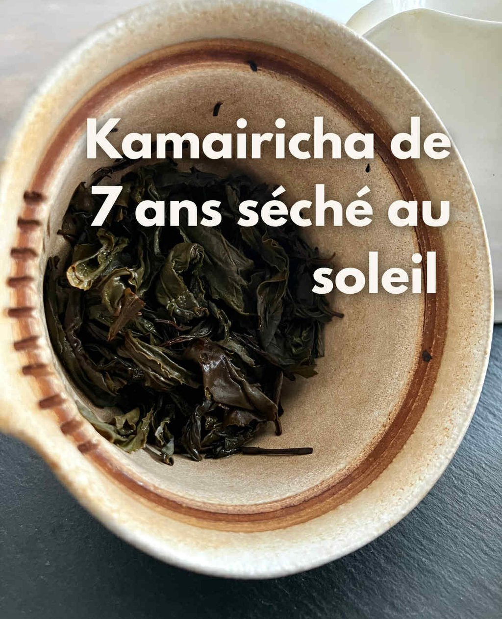 Kamairicha de 7 ans séché au soleil dans une théière.