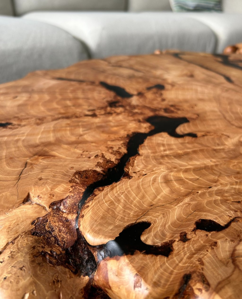 Live Edge Couchtisch aus massiver Eiche mit natürlicher Wuchsform und einzigartiger Holzstruktur