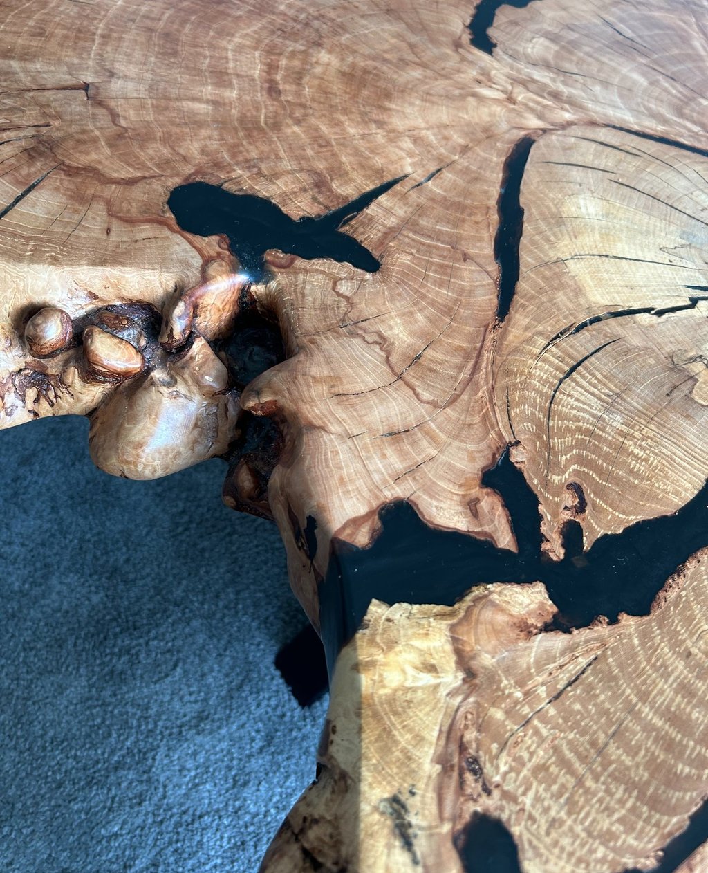 Unikat Couchtisch aus einer massiven Eichen-Baumscheibe mit Stirnholzstruktur und schwarzem Epoxy