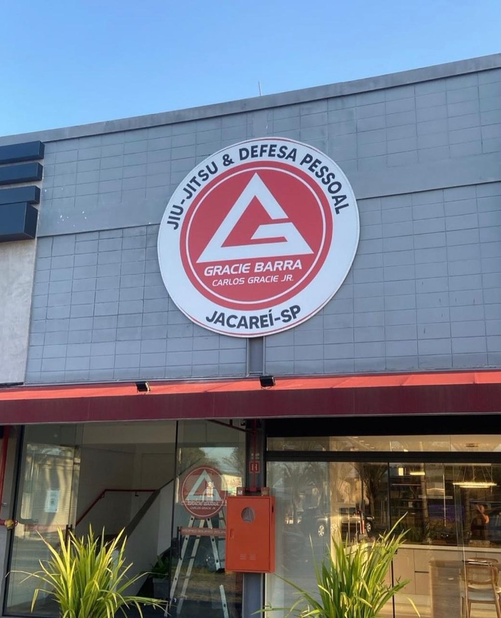 Lona com impressão digital e moldura de acabamento comunicação visual em jacareí