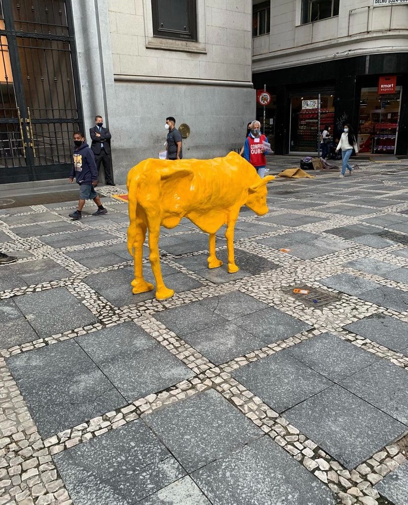 Vaca magra' é instalada em frente à Bolsa de Valores de SP