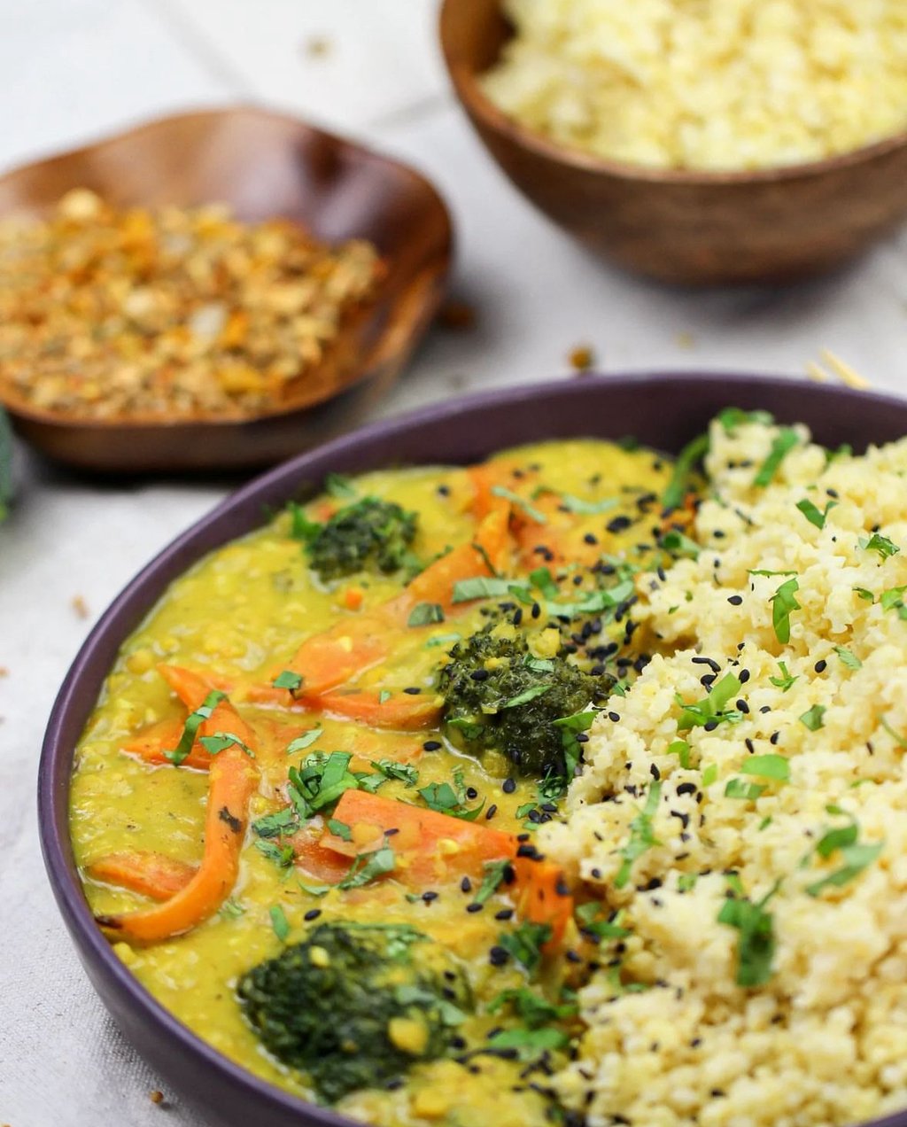 Exotisches Thai-Curry mit zarten Linsen – ein Geschmackserlebnis, das jedem Gaumen ein Lächeln schen