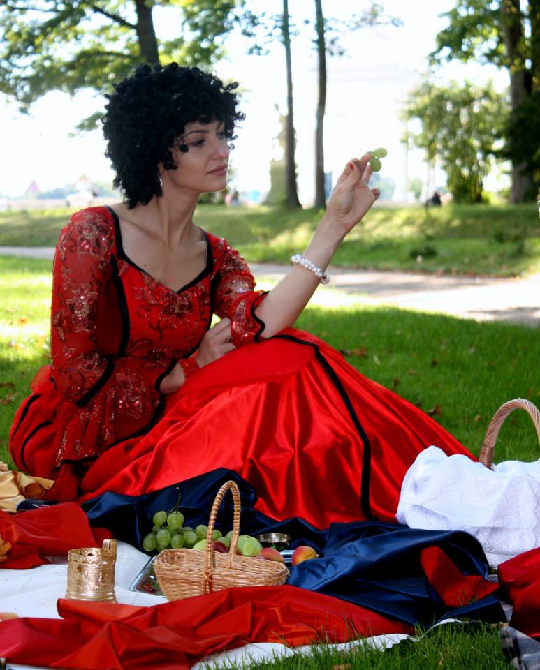 Istorinis moteriškas kostiumas