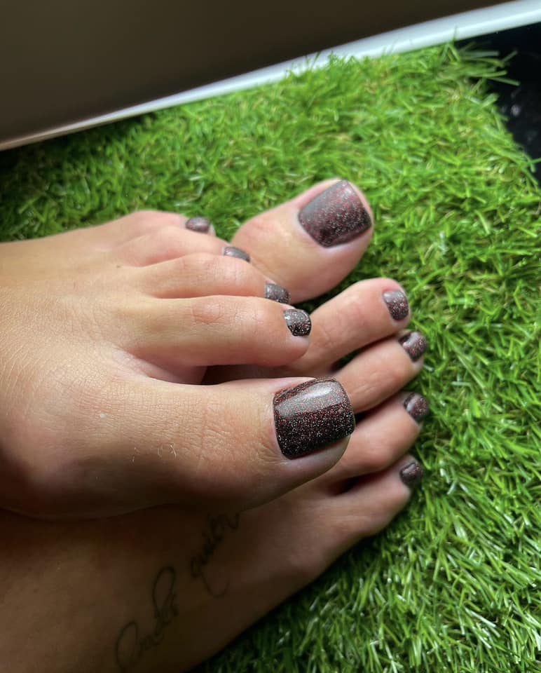 Klientei padarytas vasariškas pedikiūras su ryškiu geliniu laku