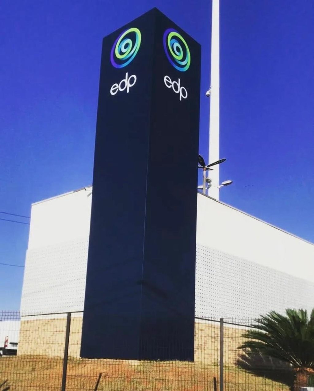 totem revestido com chapas de acm vazado comunicação visual em jacarei