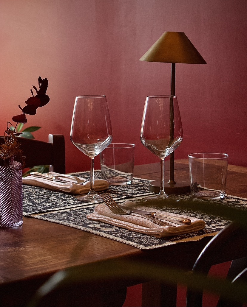 Il Giardino - Vino e cucina a table setting with wine glasses and wine glasses
