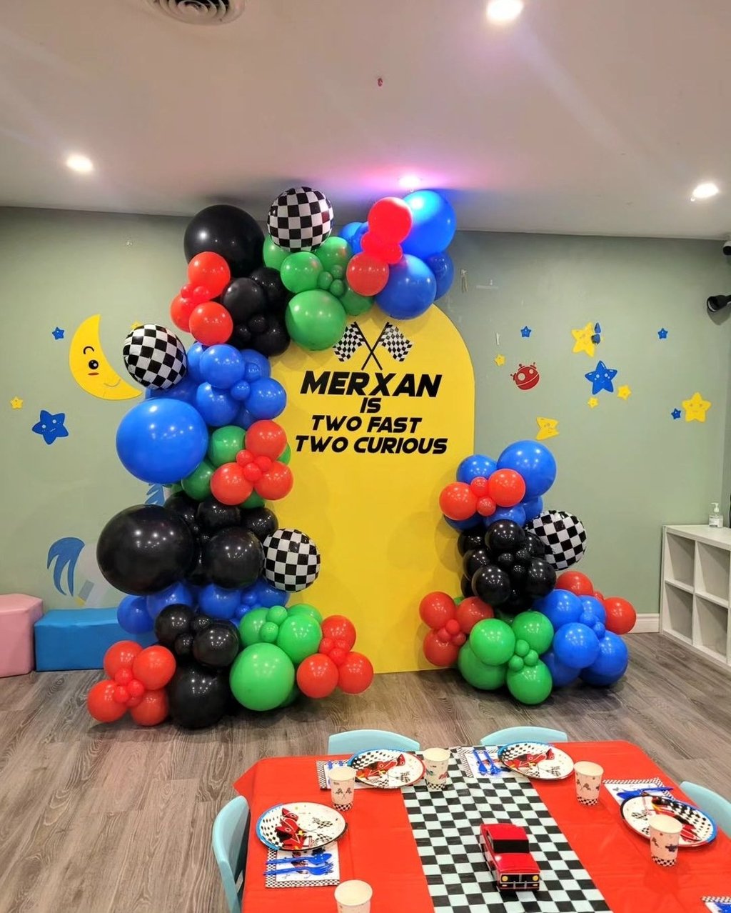 Two face to curious racing balloon backdrop