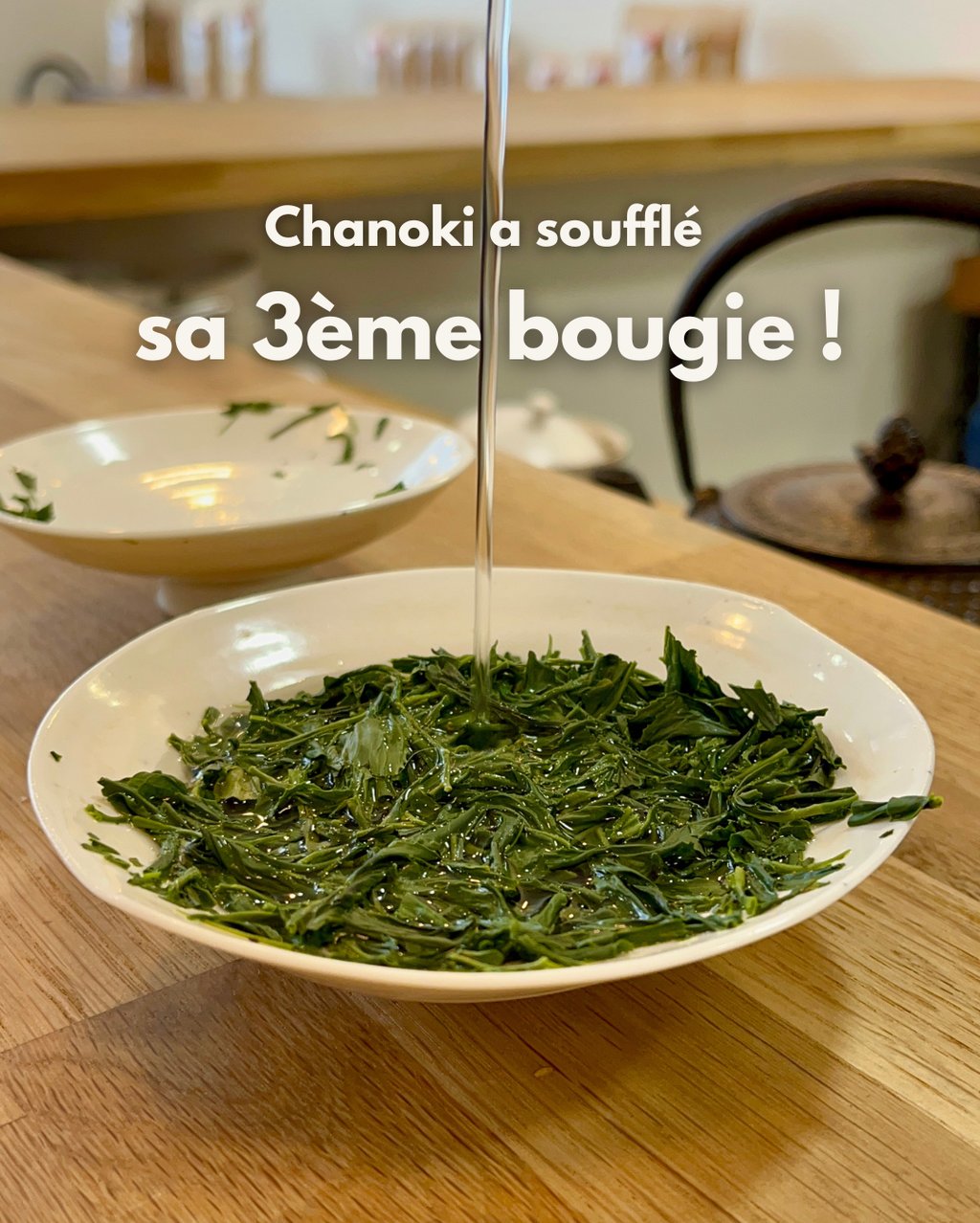 Feuilles de thés en train d'infuser