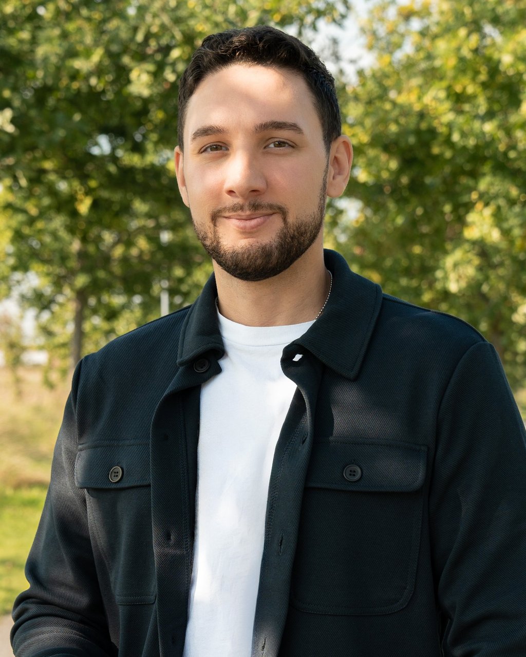 Porträtt av grundaren bakom Keep it visual, en fotograf och videograf för företag.