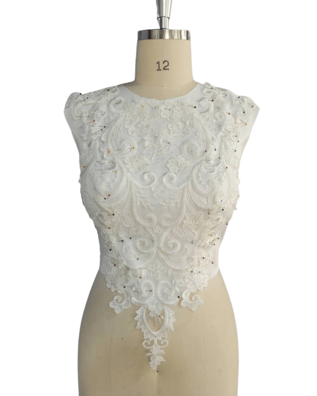 Couture bridal atelier travaillant un corsage structuré en satin silk ivoire dentelle lace