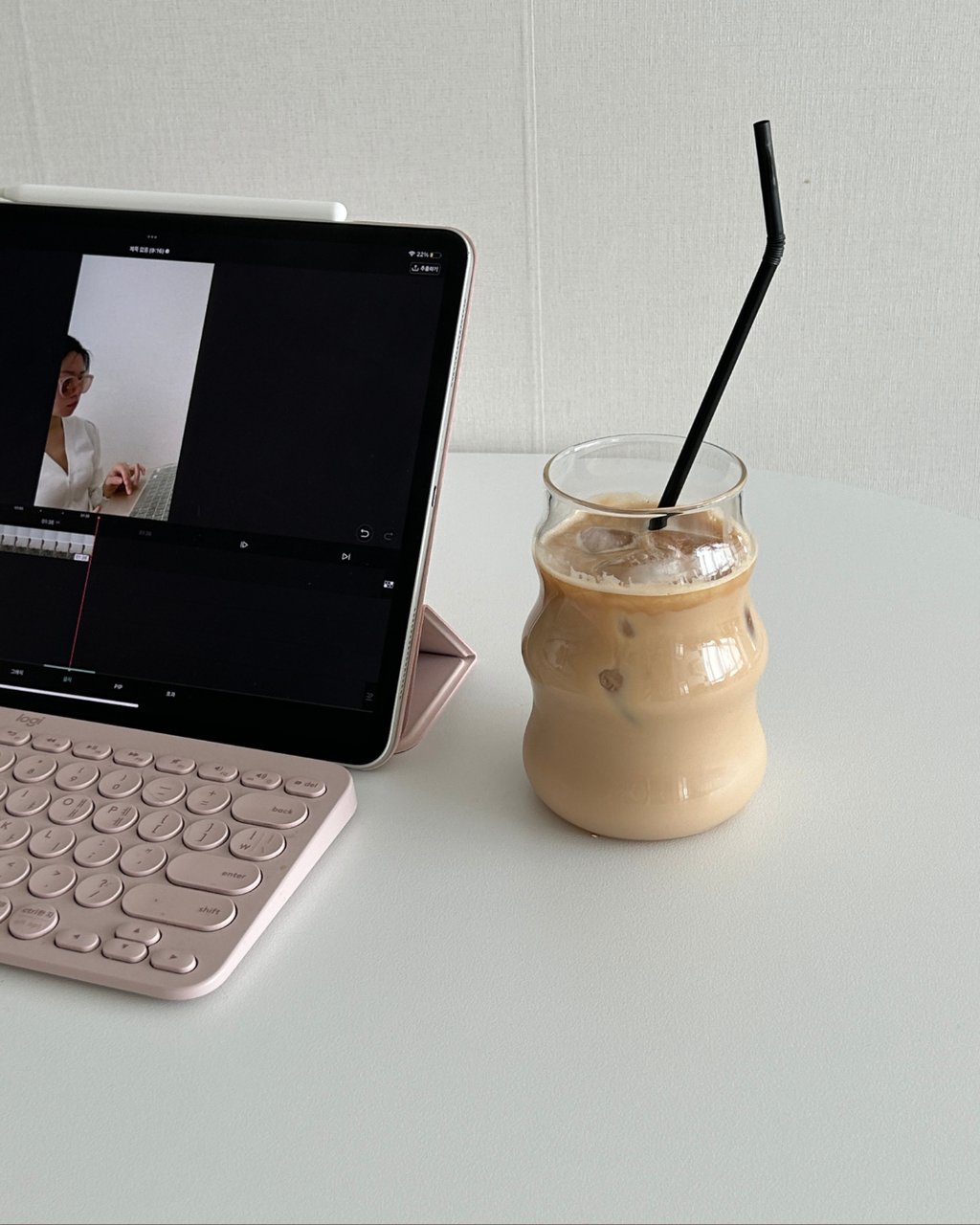 Tablet i uređivanje videozapisa, ledena kava sa slamkom na desnoj strani.