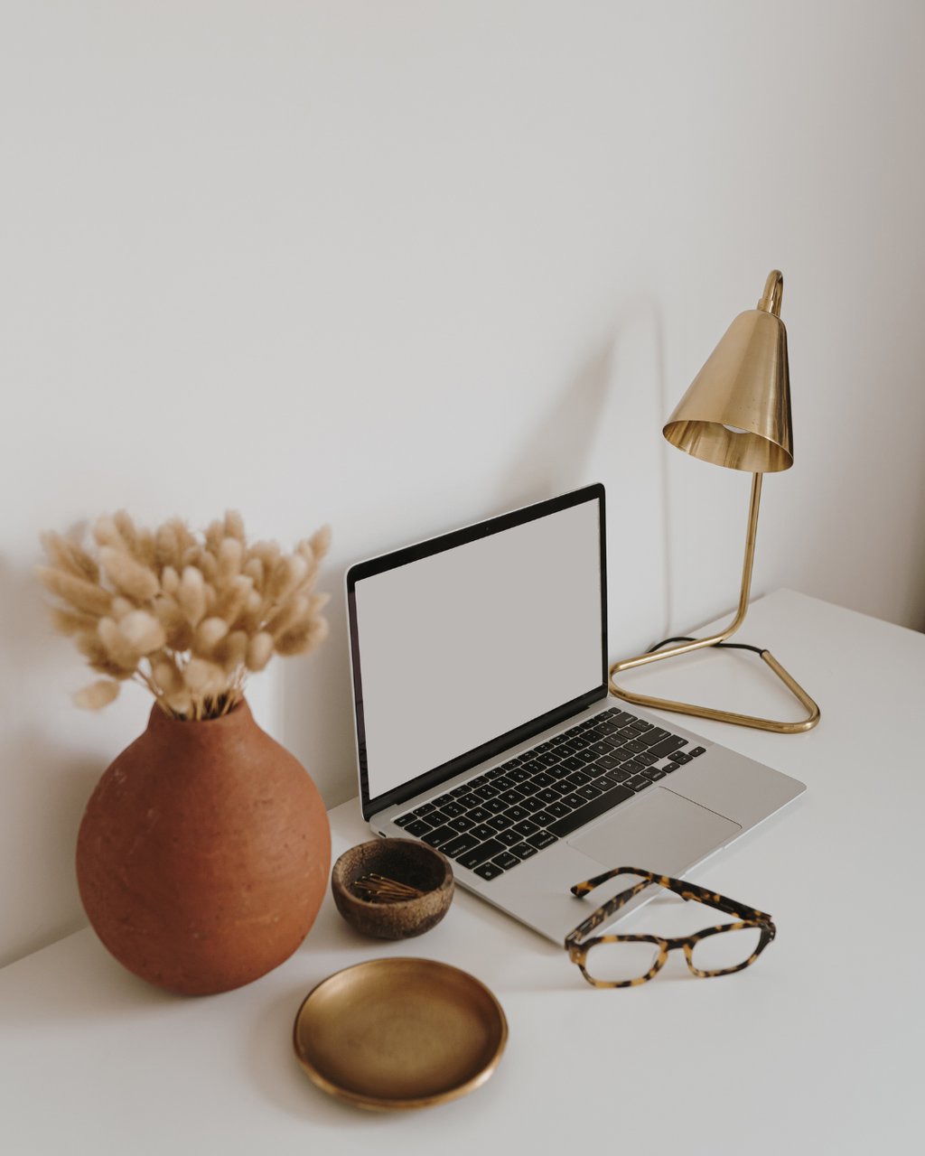 Laptop na radnom stolu.