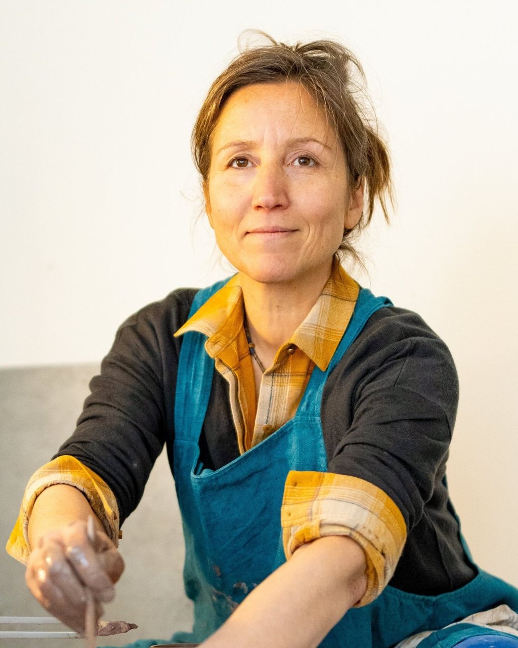 portrait estelle del céramiste dans son  atelier  de poterie