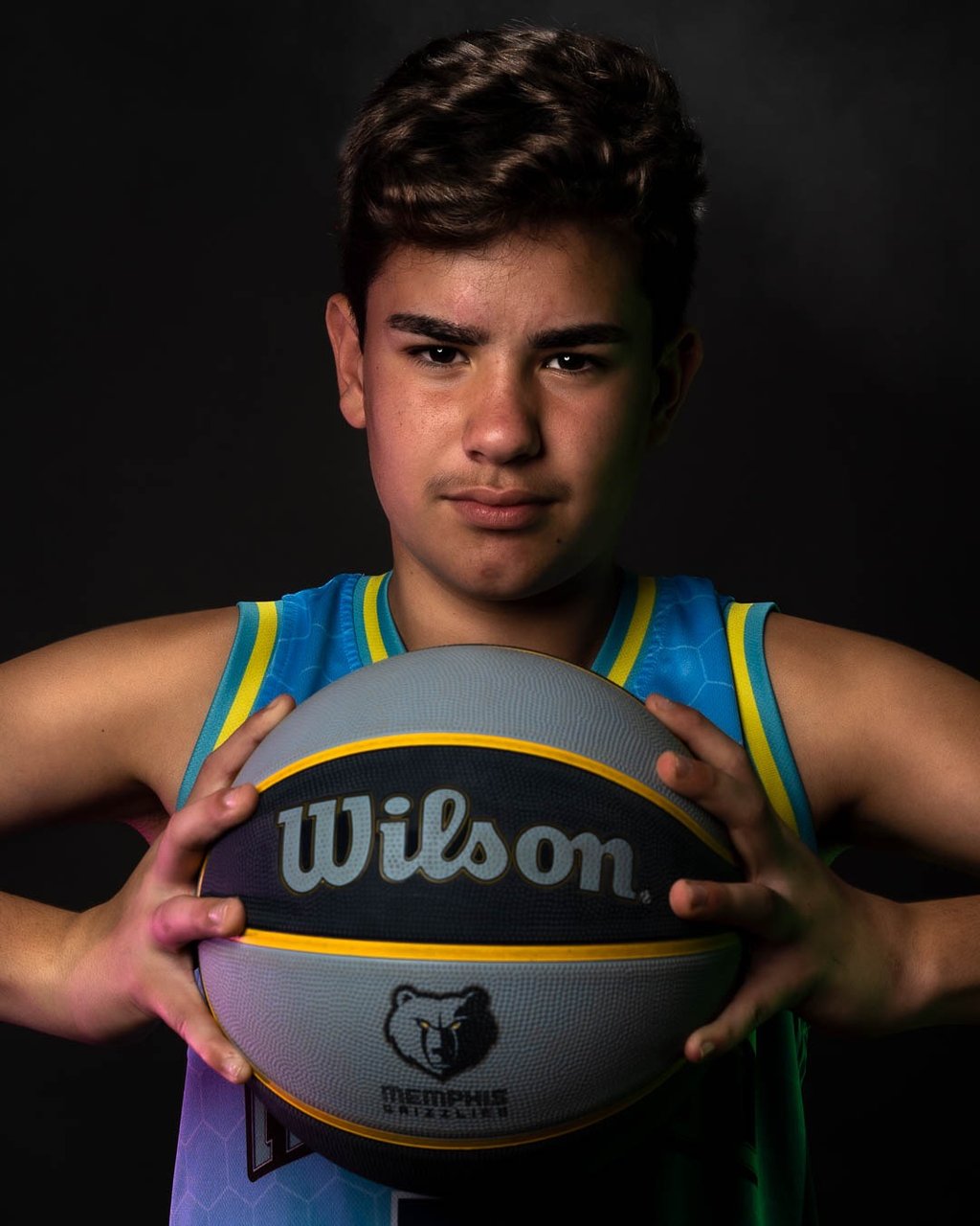 Retrato de un niño con un balón de baloncesto