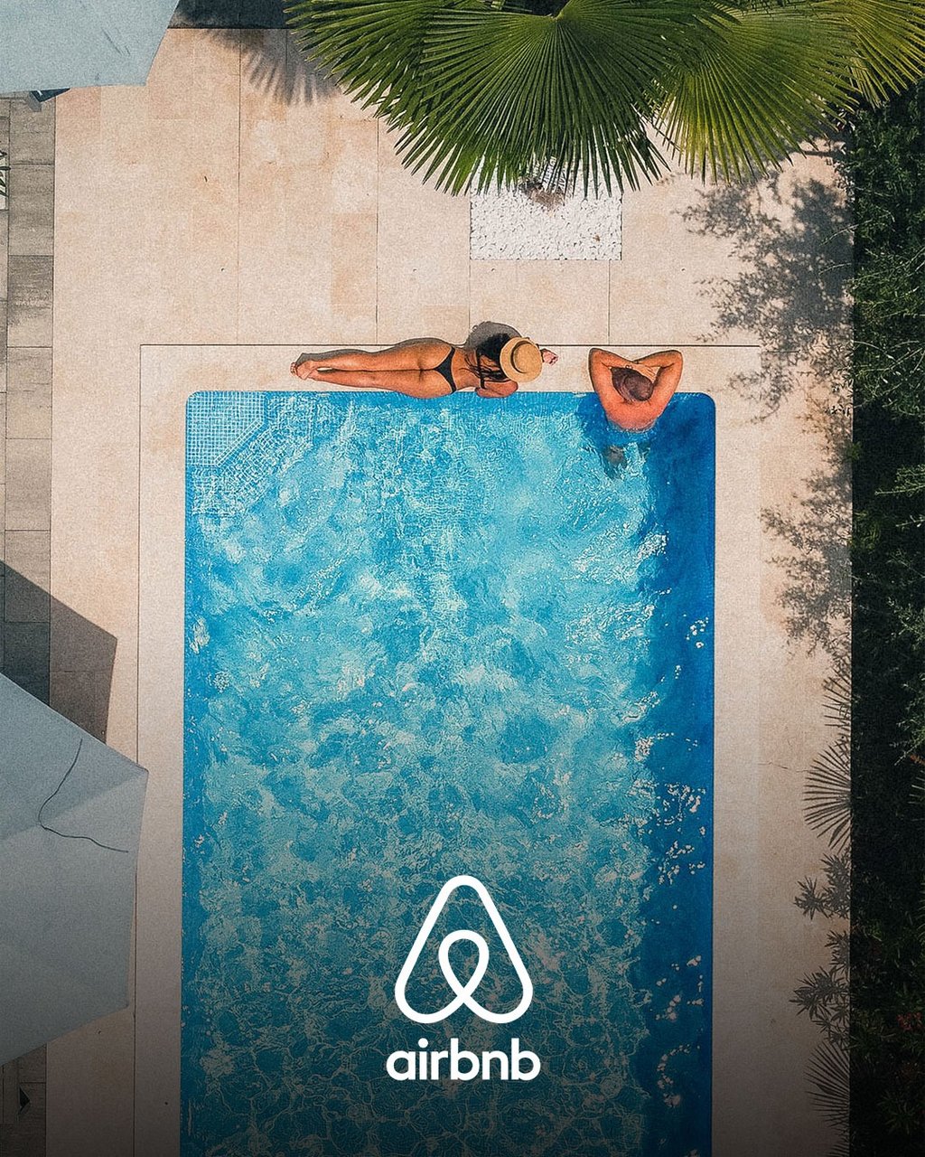 Lifestyle-Fotografie für Airbnb-Unterkünfte: Pool-Content von oben fotografiert.