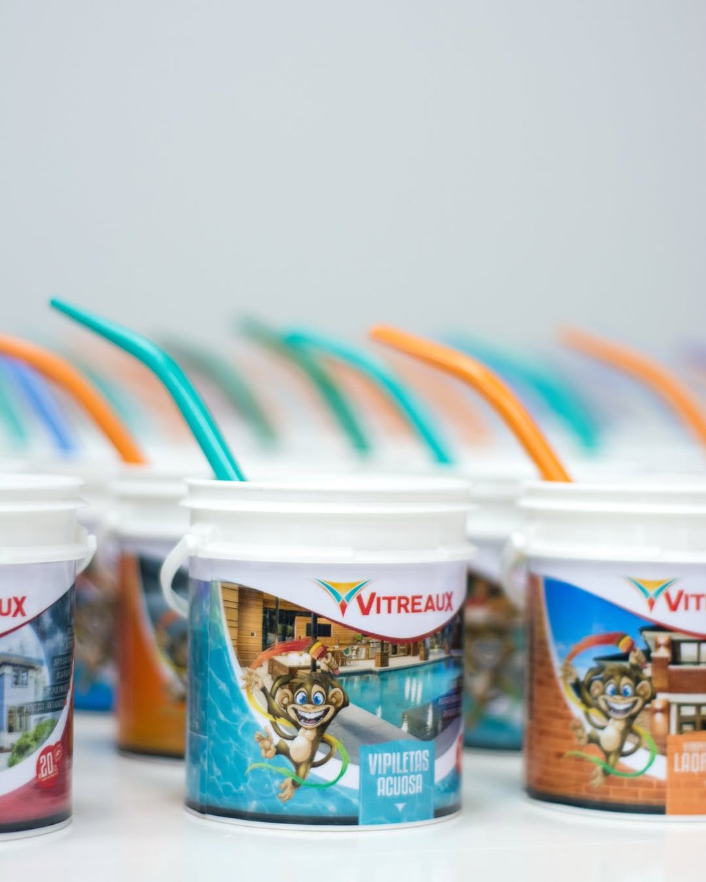 Mates con forma de balde de pintura