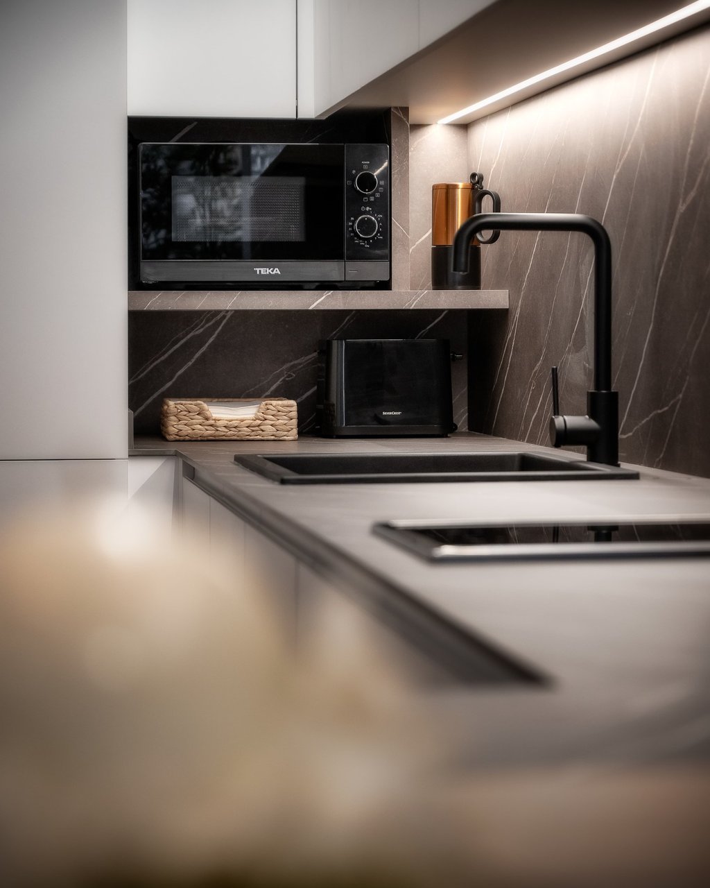 una cocina con microondas, horno y tostadora.