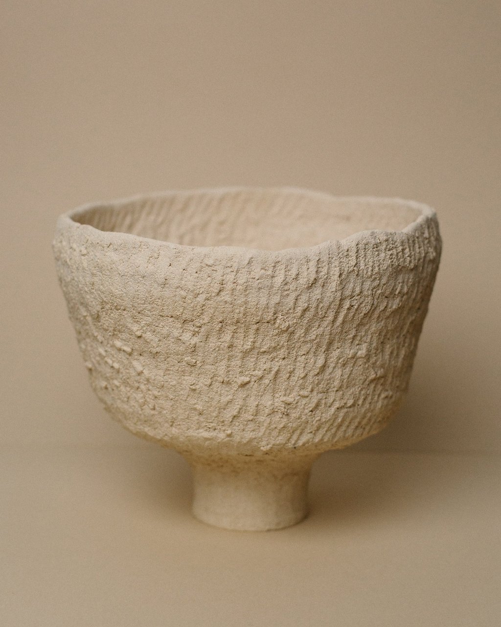 Coupe sculpturale en grès crème de la série Kairos modelée par Sabine Segura