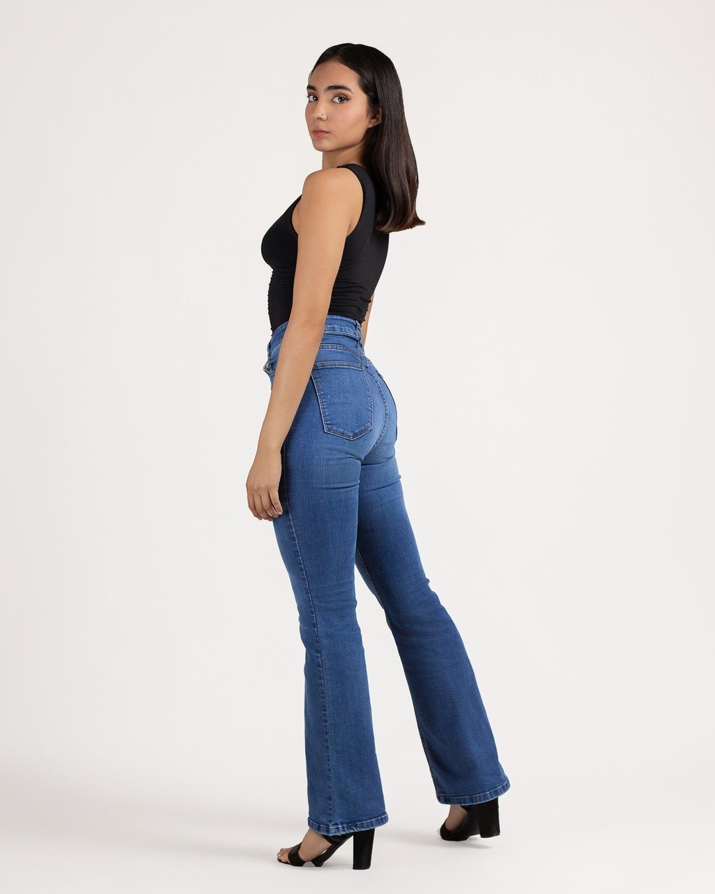 Fotos de perfil y espalda para casting en Cancún. Polaroid de modelo de tres cuartos en estudio.