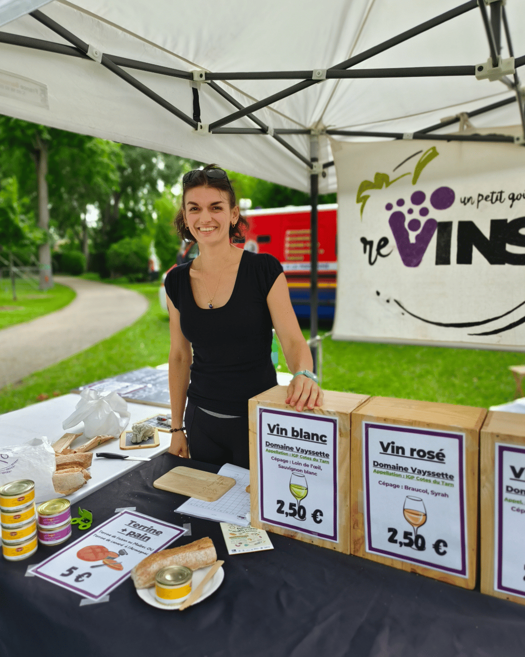 Revinsy à la buvette d'un festival