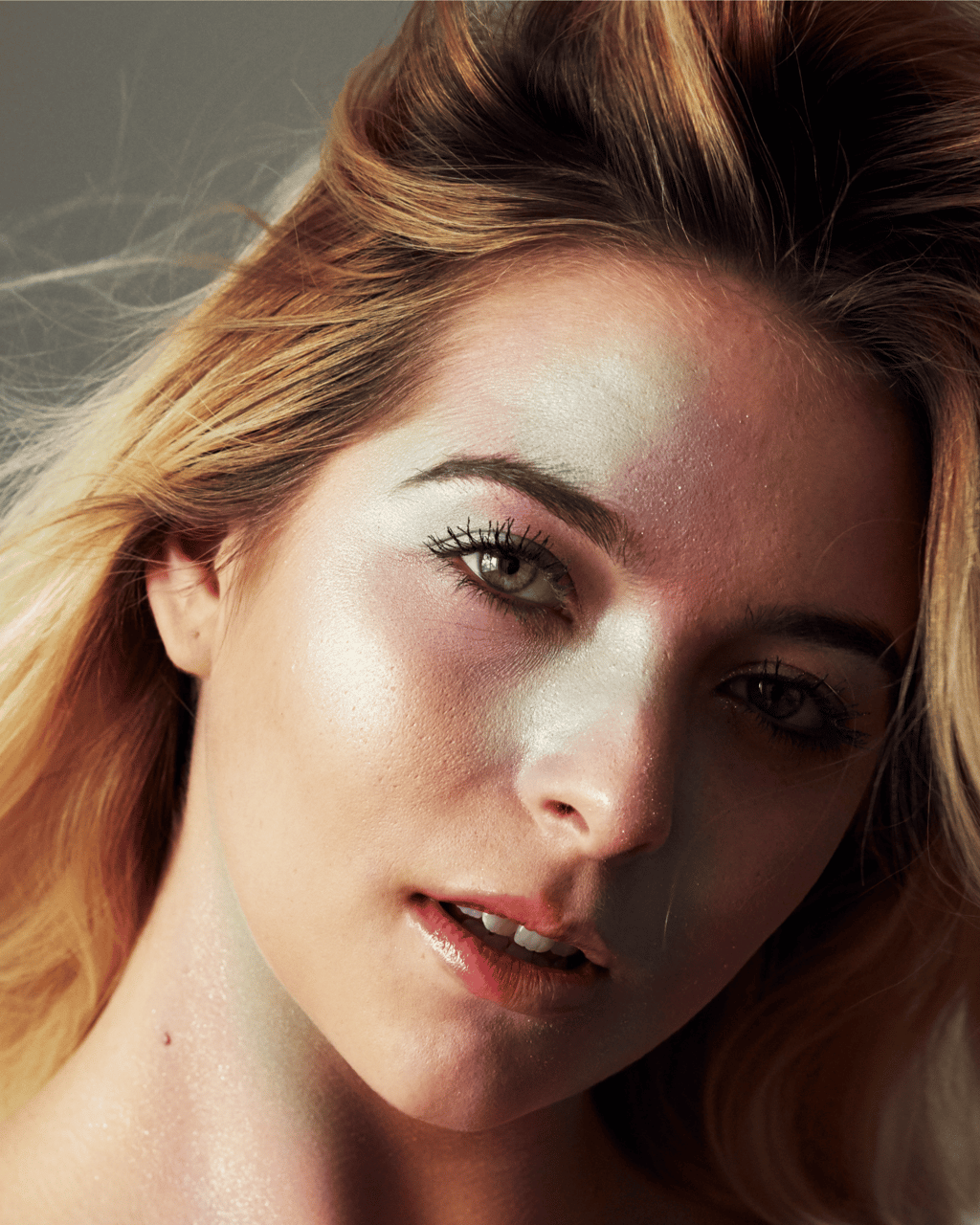 femme maquillée professionnellement