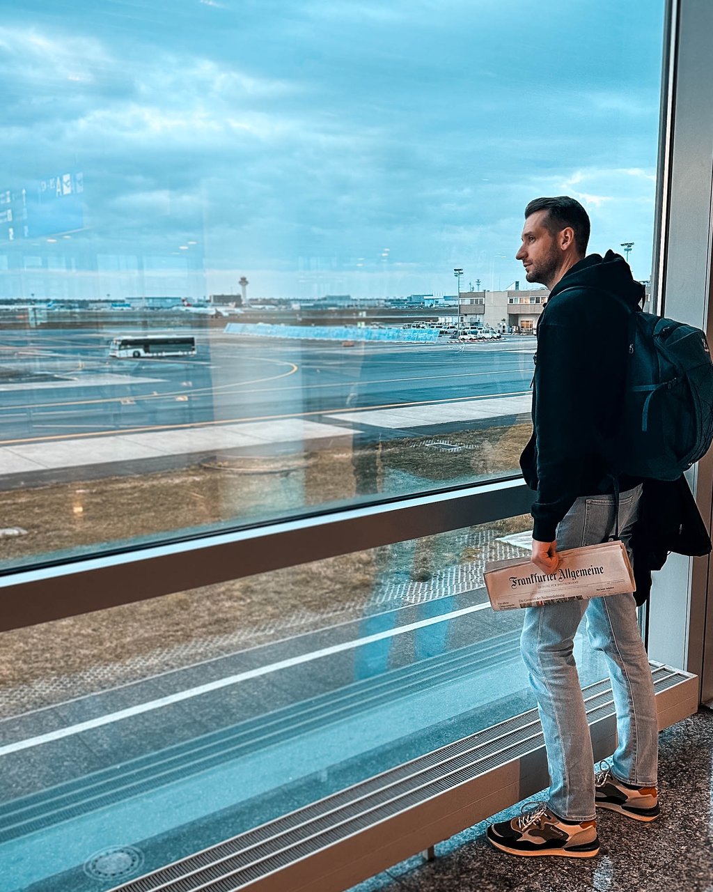 Mann am Fenster am Frankfurter Flughafen