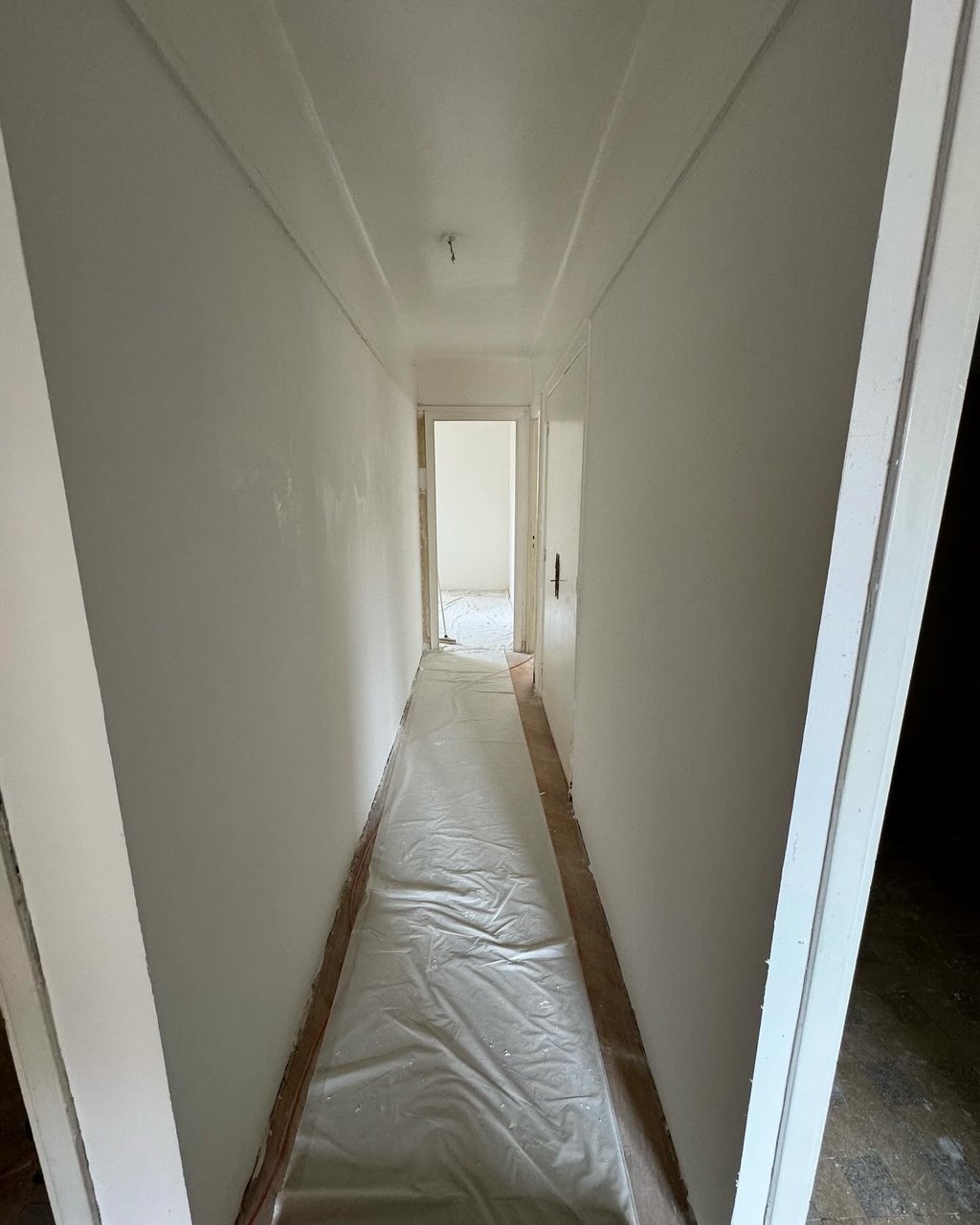 Résultat final après rénovation d'un couloir avec enduit  soignée. Harenova
